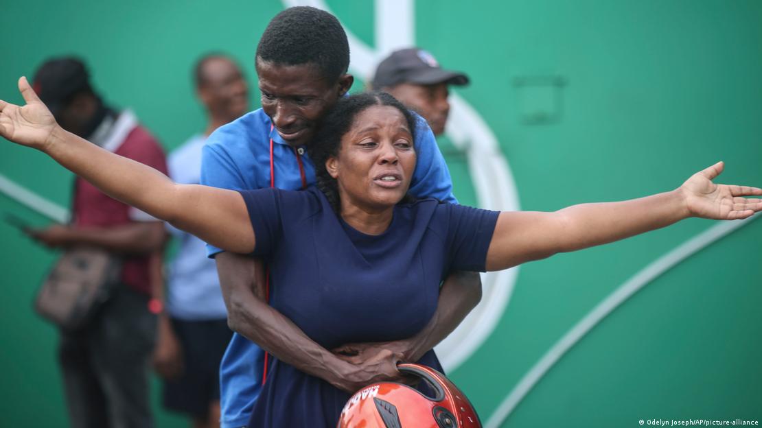 La pasada Navidad, bandas criminales atacaron el hospital de Puerto Príncipe y mataron a dos periodistas. En la foto: la esposa de uno de los periodistas atacados.