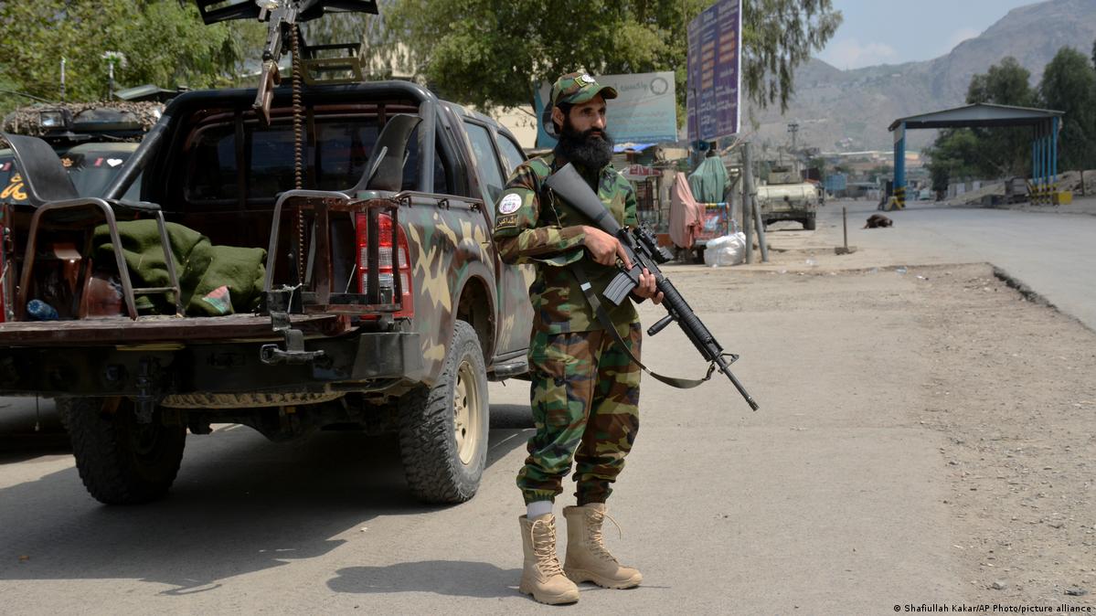 Cinco muertos en atentado suicida en el norte de Afganistán – DW –  11/02/2025