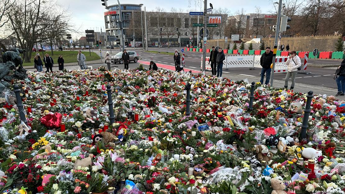 Lule të shumta vendosur në një memorial në Magdeburg, në kujtim të viktimave të sulmit tragjik në tregun e Krishtlindjeve