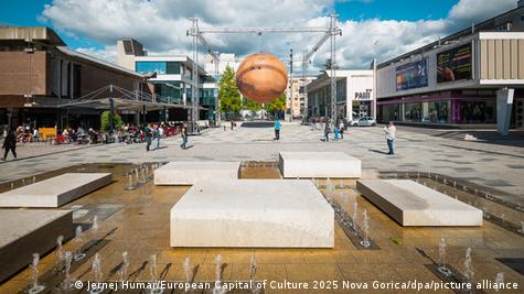 Pamje e qendrës së qytetit slloven Nova Goricia me ndërtesa moderne 