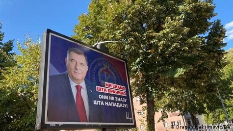 Plakat s likom Milorada Dodika i ćirilićnim natpisom