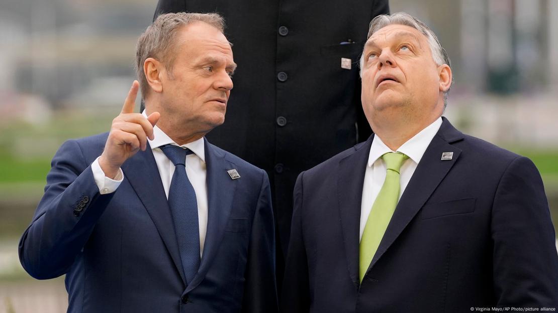 Donald Tusk und Viktor Orban duke biseduar, Tusk tregon me gisht, Orban me sytë lart