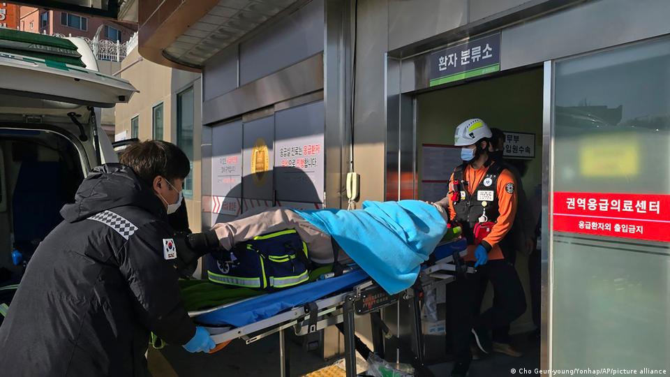 Una víctima del siniestro es introducida en camilla en un hospital. Una víctima del siniestro es introducida en camilla en un hospital.