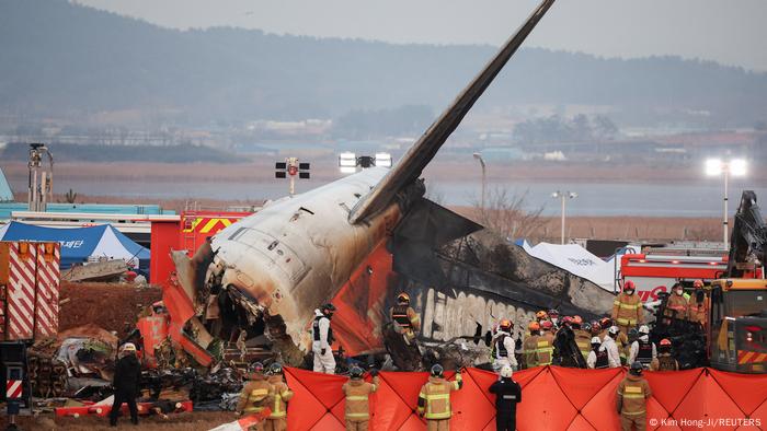 Avião sai da pista, explode na Coreia do Sul e deixa dezenas de mortos