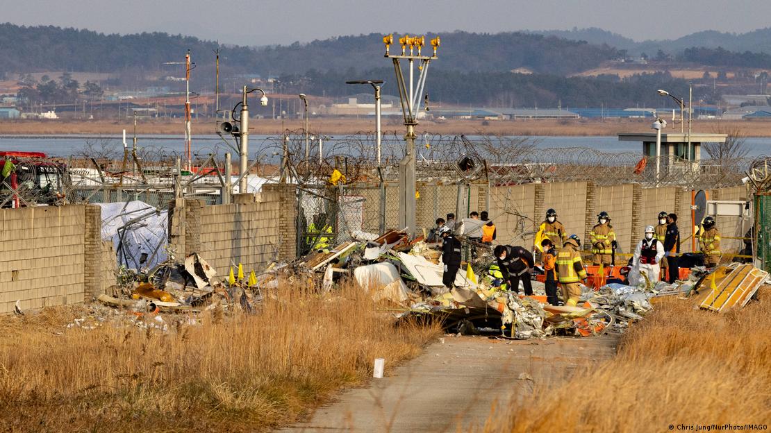 Equipes de resgate retiram destroços em aeroporto na Coreia do Sul Equipes de resgate retiram destroços em aeroporto na Coreia do Sul