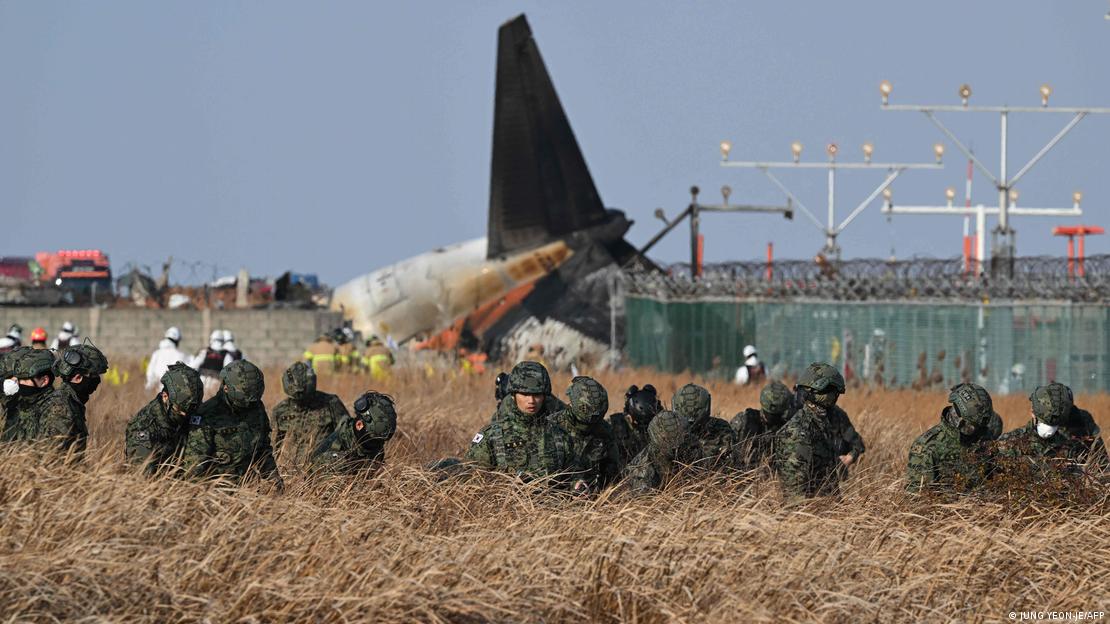 Policiais fazem varredura em área próxima a queda de avião na Coreia do Sul Policiais fazem varredura em área próxima a queda de avião na Coreia do Sul