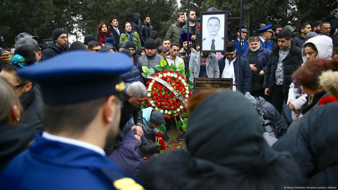 Funeral de los dos pilotos y la azafata fallecidos en el aterrizaje de emergencia del avión de Azaerbaijan Airlines. Funeral de los dos pilotos y la azafata fallecidos en el aterrizaje de emergencia del avión de Azaerbaijan Airlines.