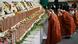 Sacerdotes deixam flores em memorial para vítimas