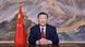 Xi, sentado, con la bandera de China detrás, dando un discurso. Xi, sentado, con la bandera de China detrás, dando un discurso.
