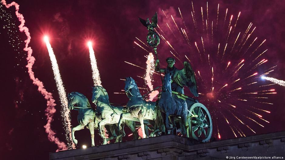 World 2025 with spectacular fireworks displays DW 01/01/2025