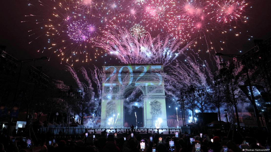 Fuegos artificiales iluminan el cielo alrededor del Arco del Triunfo en la Avenida de los Campos Elíseos en París, en los primeros minutos del 01.01.2025.