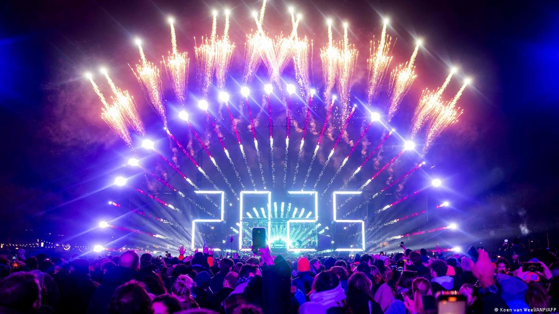 Amsterdam le dio la bienvenida al Año Nuevo con un espectáculo de fuegos artificiales y luces electrónicas en el Museumplein (01.01.2025)