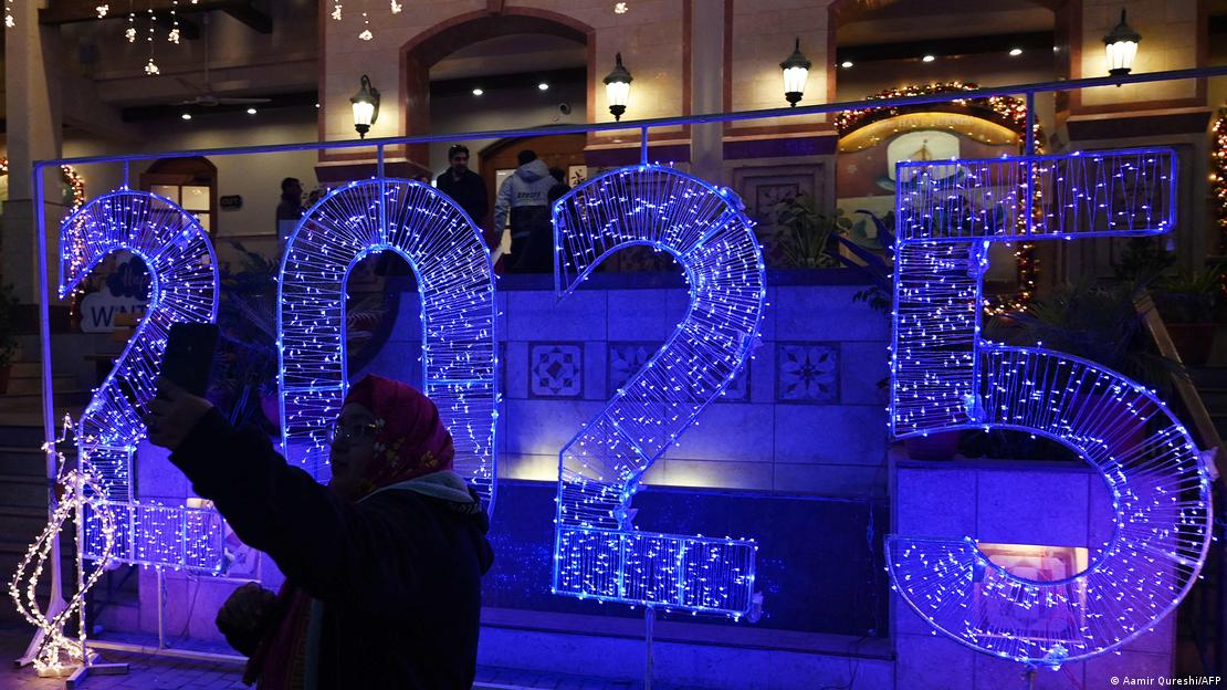 Decoración con luces en Islamabad, Pakistán. (31.12.2024)