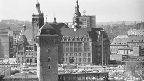 Pamje e qytetit të Kemnicit nga viti 1990 në fotografi bardh e zi ku shihen ndërtesat kryesore në qendër të qytetit