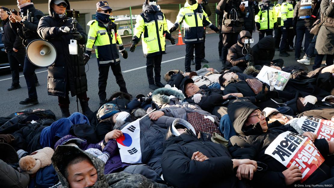 Apoiadores do presidente afastado da Coreia do Sul, Yoon Suk Yeol, protestam contra sua prisão e tentam dificultar açãoda polícia Apoiadores do presidente afastado da Coreia do Sul, Yoon Suk Yeol, protestam contra sua prisão e tentam dificultar açãoda polícia