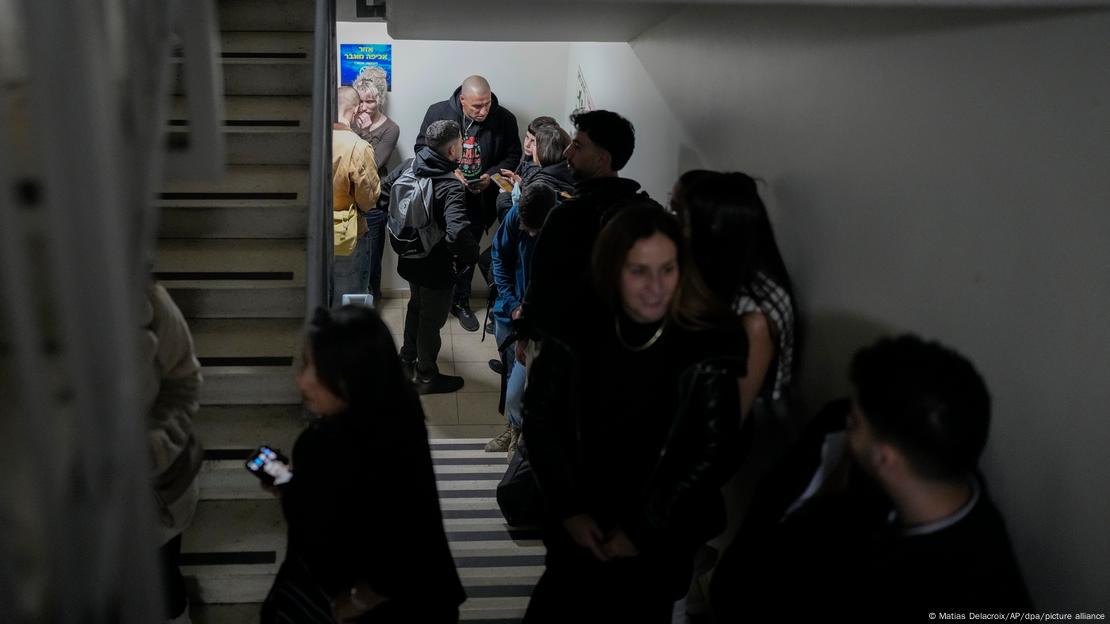 La gente se reúne en un refugio después de que sonaron las sirenas de un ataque aéreo en el aeropuerto Ben-Gurion, cerca de Tel Aviv. 