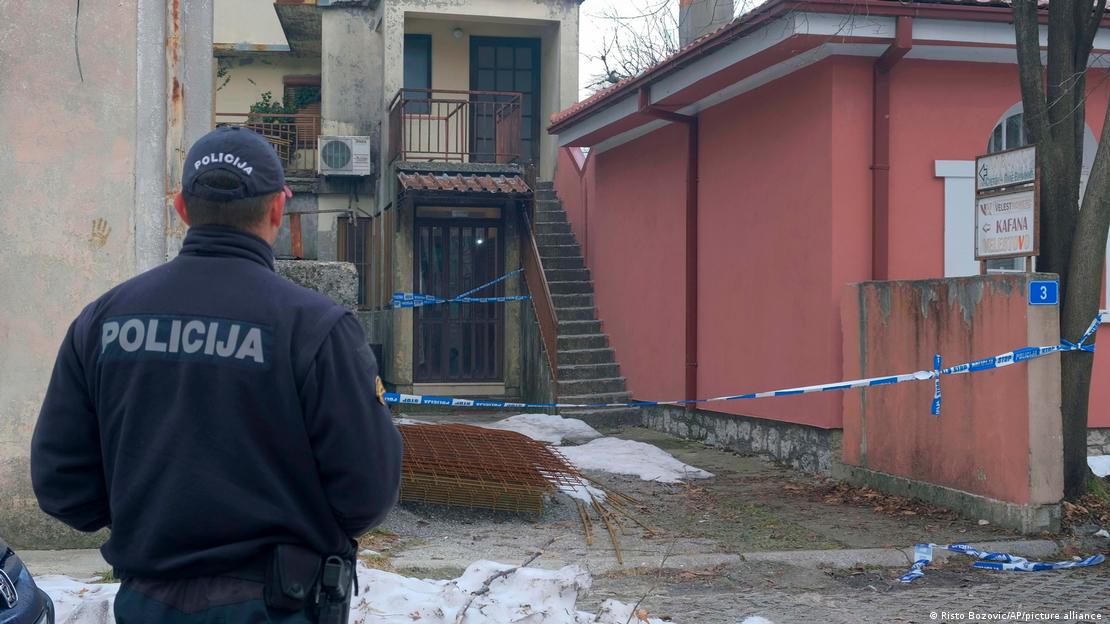 Полицаец чува стража на место на злосторство во Цетиње Полицаец чува стража на место на злосторство во Цетиње