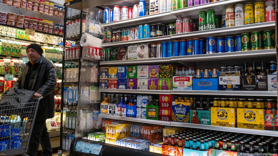 estanterías de supermercado con diferentes tipos de alcohol.