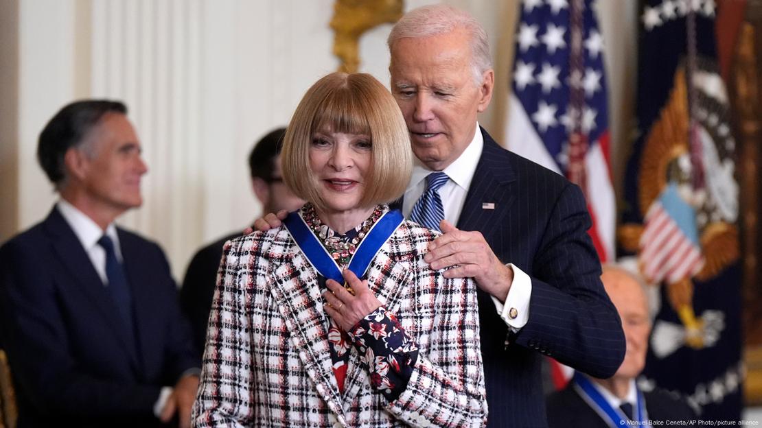El presidente Joe Biden, a la derecha, entrega la Medalla Presidencial de la Libertad, la más alta distinción civil del país, a Anna Wintour en el Salón Este de la Casa Blanca, el sábado 4 de enero de 2025, en Washington.