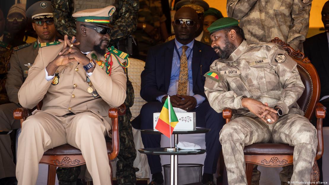 Mali, Bamako, 2022 | Les chefs du coup d'État, Goita et Doumbouya, lors du défilé militaire organisé à l'occasion de la fête de l'indépendance