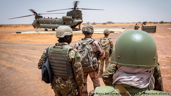 Mali 2022 | French soldiers walking towards a helicopter in the Malian desert