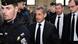 Frankreich Paris | Ex-Präsident Sarkozy, umgeben von Sicherheitsbeamten und anderen Männern, in einem Gerichtsgebäude Frankreich Paris | Ex-Präsident Sarkozy, umgeben von Sicherheitsbeamten und anderen Männern, in einem Gerichtsgebäude