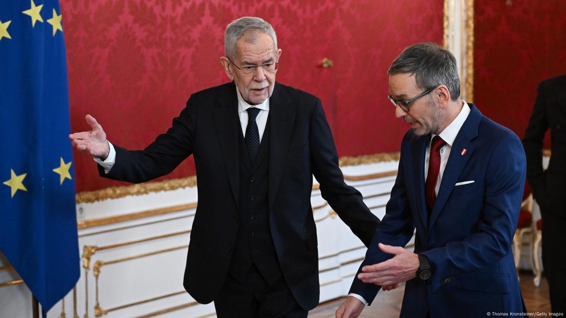 FPÖ lideri Herbert Kickl ile Avusturya Cumhurbaşkanı Alexander van der Bellen (solda). 