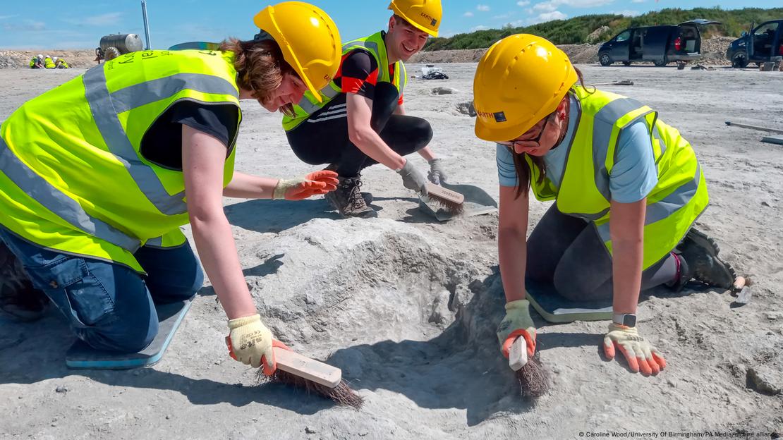 Un equipo de científicos documentó con drones y fotografías las huellas de dinosaurios que se extienden por 150 metros en el yacimiento de Dewars Farm Quarry.