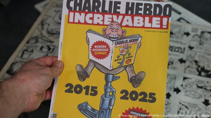 Dez anos após atentado, "Charlie Hebdo" satiriza Deus