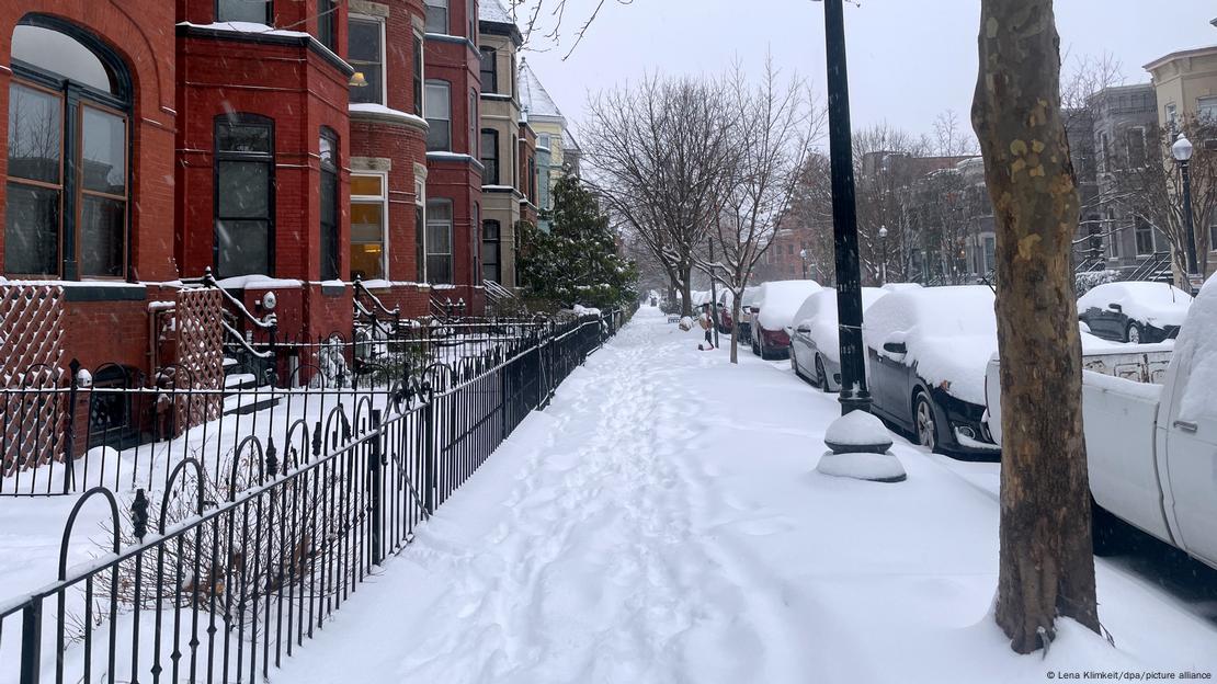 La tormenta invernal cubrió con una gruesa capa de nieve calles y aceras en Washington D.C. 