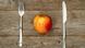 Яблуко між ножем і виделкою Яблуко між ножем і виделкою