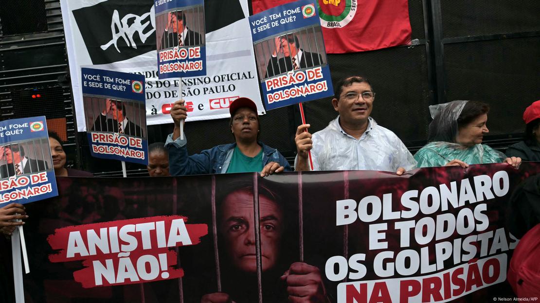 Manifestantes seguram faixas contra a anistia e pedindo a prisão de Bolsonaro