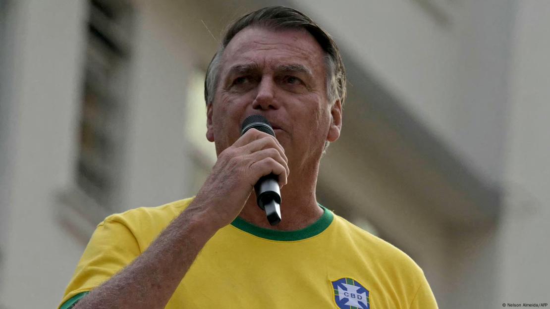 Jair Bolsonaro discursa em frente a uma camiseta que faz referência aos presos de 8 de janeiro