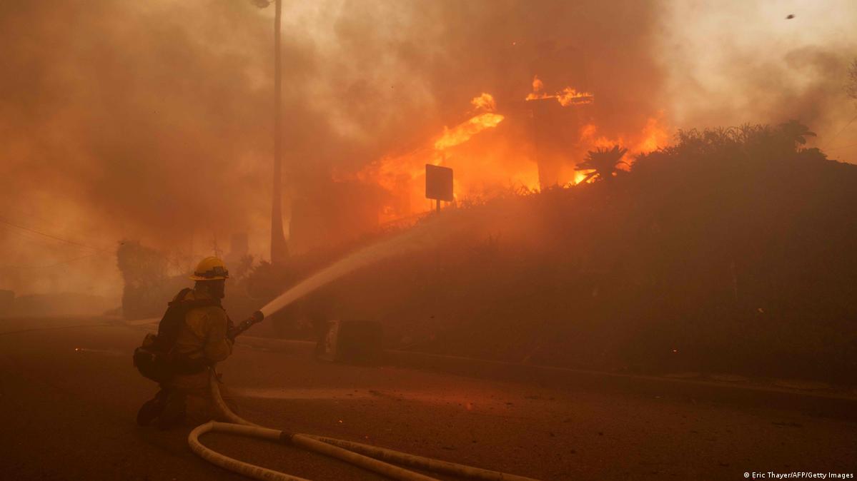 California wildfires force thousands to evacuate Los Angeles DW 01