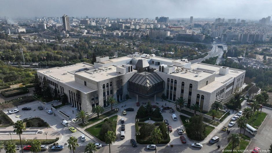 Israel bombardea cerca del palacio presidencial de Siria – DW – 02/05/2025