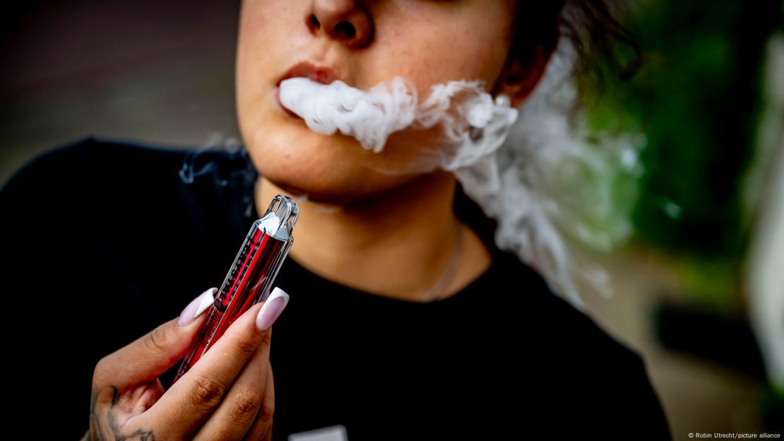Adolescente usa vape