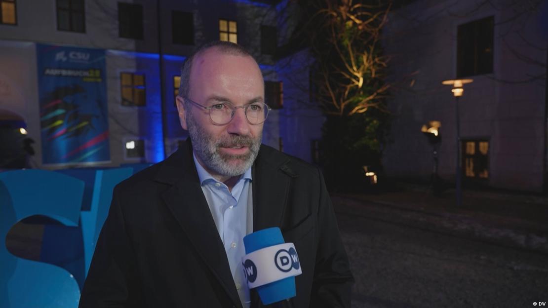 DW-Interview von Michaela Küfner | Der EVP-Vorsitzende Manfred Weber spricht in ein DW-Mikrophon