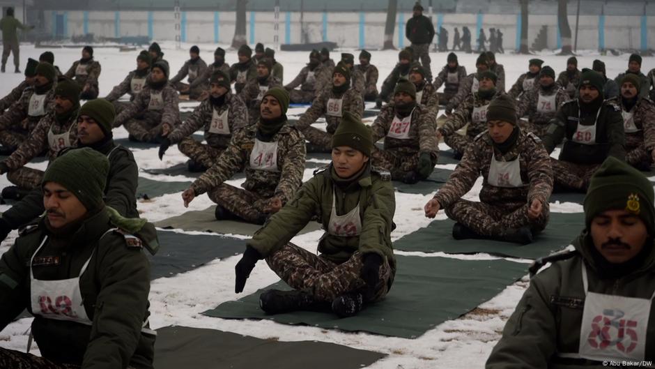 India uses yoga therapy for soldiers with depression – DW – 01/09/2025