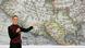 La presidenta de México, Claudia Sheinbaum, habla durante su conferencia diaria en el Palacio Nacional de Ciudad de México, mostrando un mapa de 1814, donde EE. UU. se llama "América Mexicana".