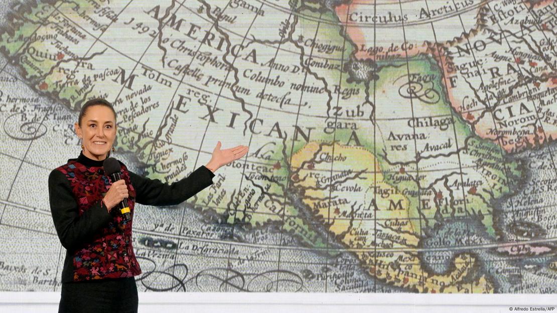 La presidenta mexicana, Claudia Sheinbaum, muestra un mapa histórico de México en conferencia de prensa. 