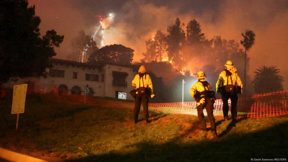 Vatrogasci se bore da požar stave pod kontrolu