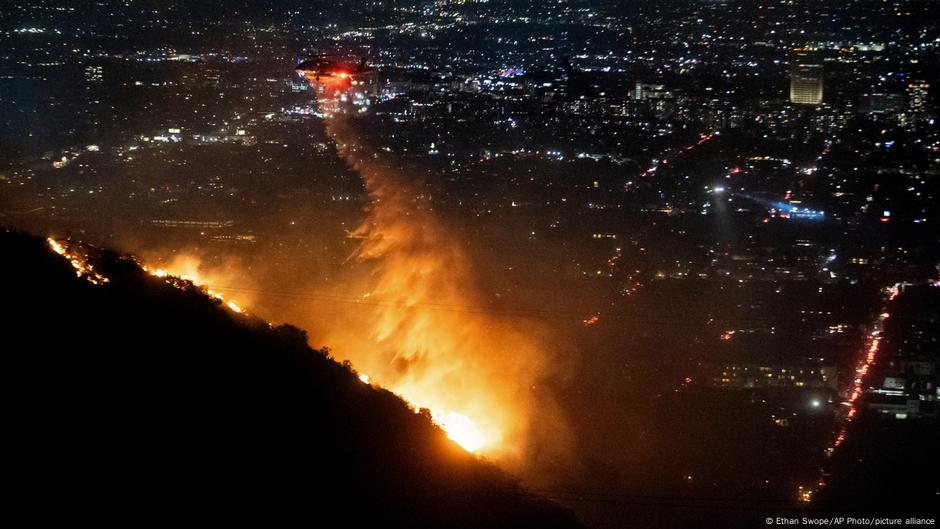 Šumski požar u brdima Holivuda širi se prema gradu, dok vatrogasni helikopter pokušava da suzbije plamen izbacivanjem vode