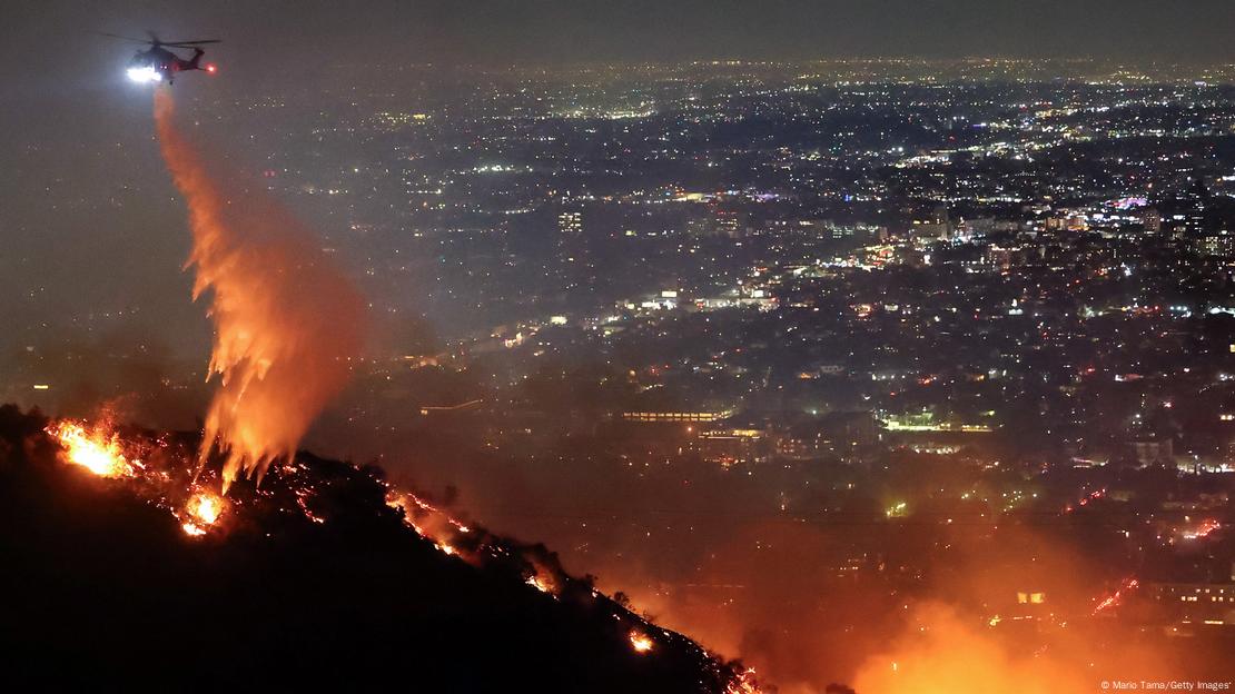 Un helicóptero de bomberos lanza agua mientras el Sunset Fire arde en las colinas de Hollywood.