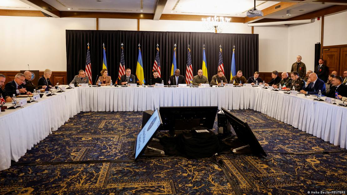 Στιγμιότυπο από συνάντηση της Ομάδας Επαφής στο Ράμσταϊν τον Ιανουάριο