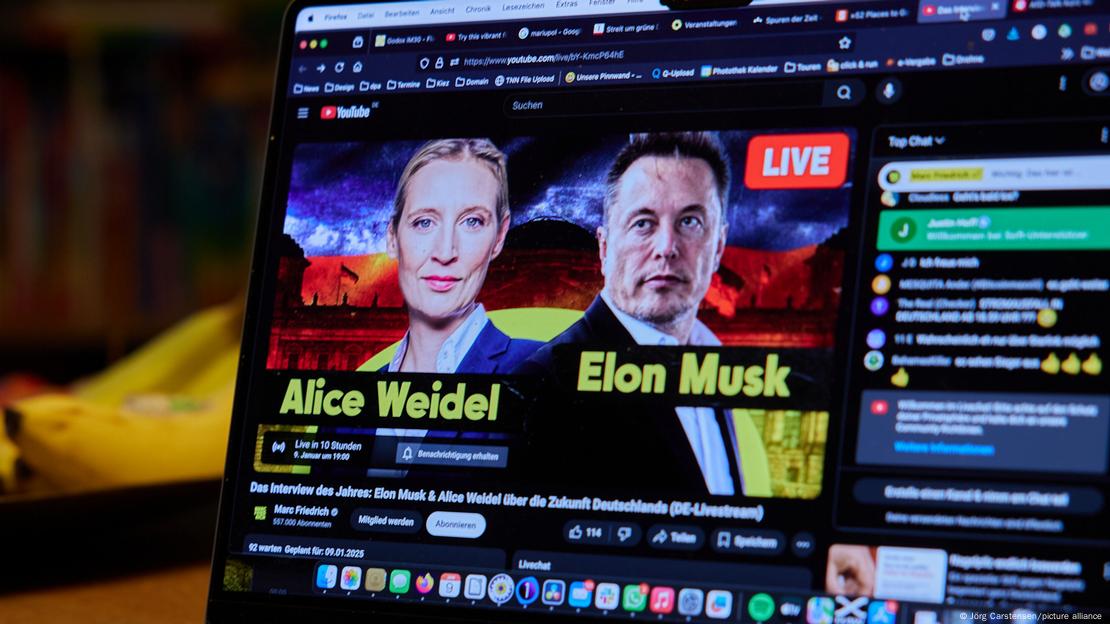 Ein Laptop zeigt eine Youtube-Seite, auf der das Gespräch zwischen Alice Weidel und Elon Musk angekündigt wird 