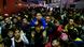 Una multitud de personas en una estación de trenes. Una multitud de personas en una estación de trenes.