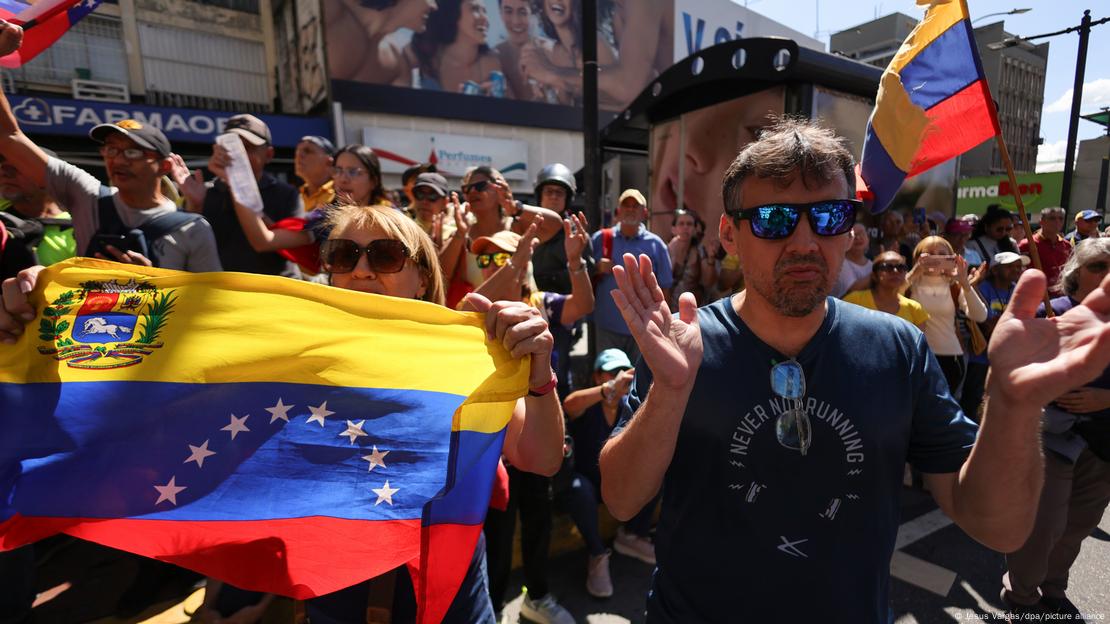 Una multitud protesta en Caracas con banderas venezolanas tras la asunción del poder de Maduro por tercera vez, en enero de 2025.