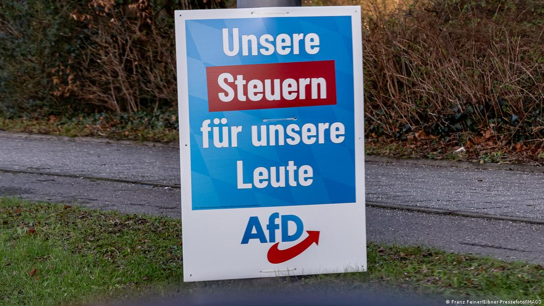 Cartaz da AfD diz "Nossos impostos para nossas pessoas" 