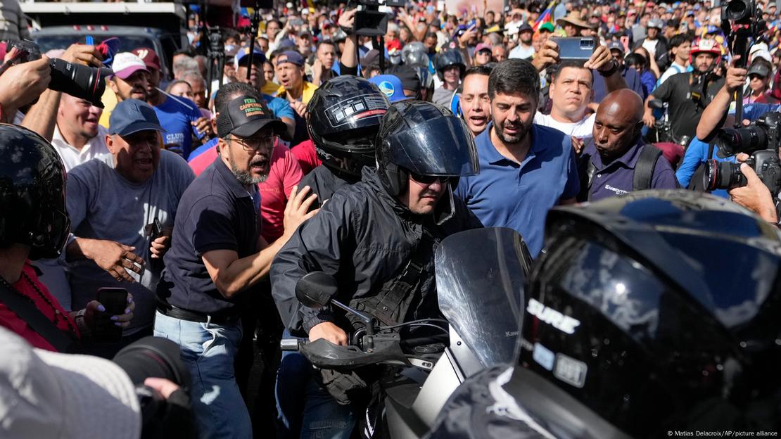 María Corina Machado deja la manifestación en la que participó en Caracas el 9 de enero de 2025.