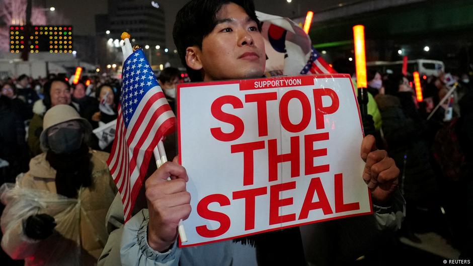 Güney Kore’de Yoon yanlıları mahkeme binasını bastı